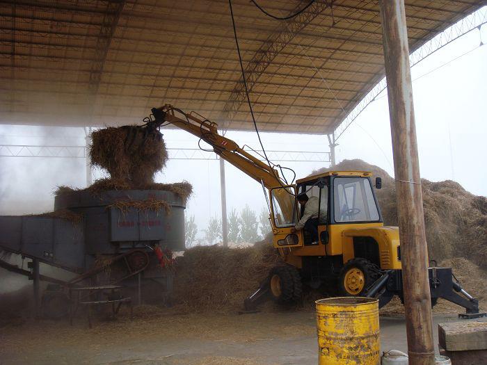 Cargador frontal de ruedas con pinza para hierba |Exportador de